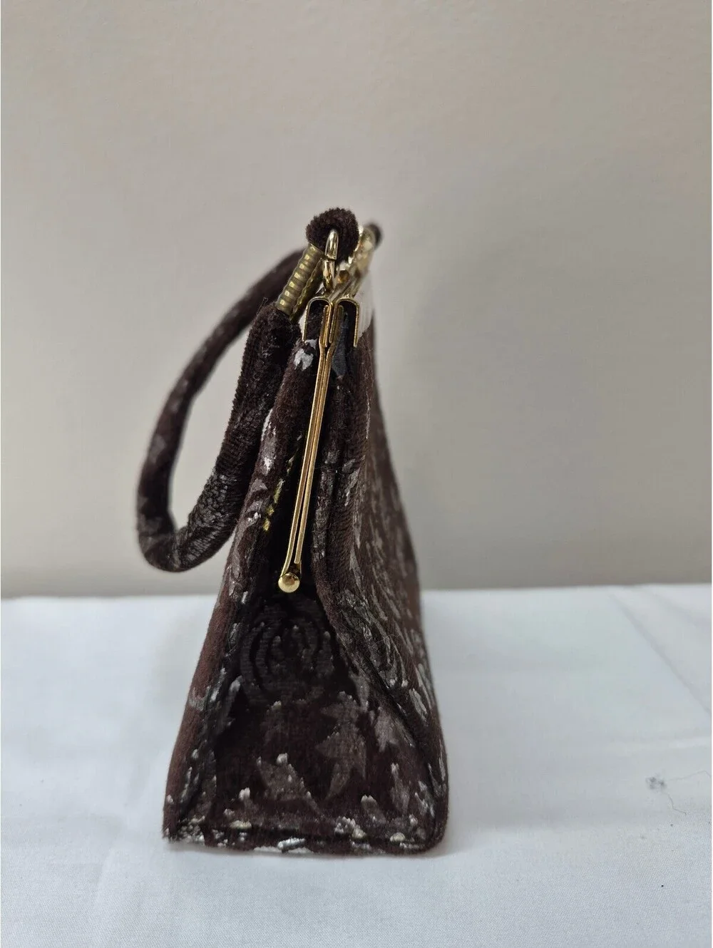 Vintage Brown Velvet Floral Evening bag w/ Gold Frame and Kiss Lock Closure J33